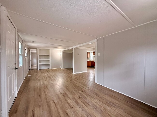 Foto del edificio - Updated 3 Bedroom House FOR RENT in Laurel Lakes $1550