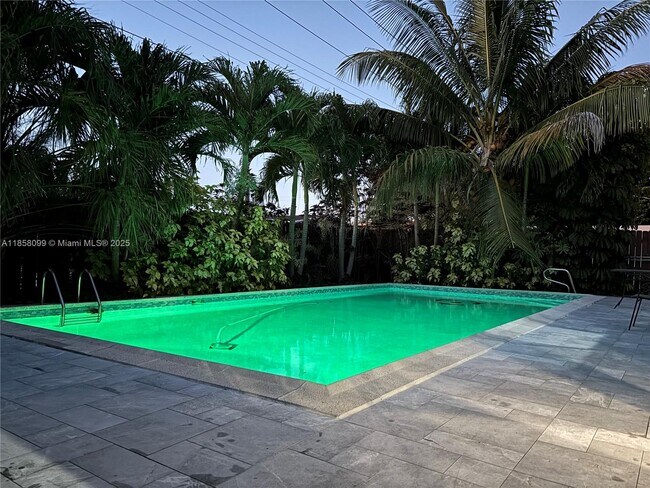 Foto del edificio - 5749 SW 42nd St
