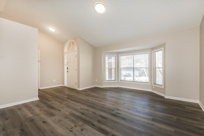 Foto del edificio - 4551 Oak River Cir