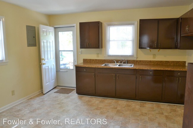 Building Photo - 2 br, 1 bath House - 1101 Wayside Dr