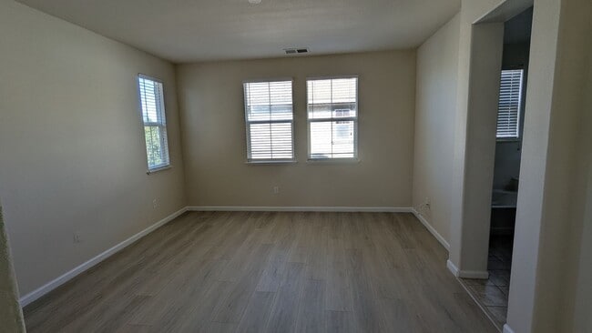 Building Photo - 3 BED 2.5 BATH IN PITTSBURG