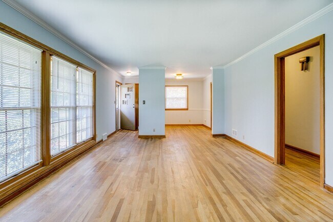Building Photo - 3 bedroom, 2 bath Ranch -AVAILABLE AUGUST