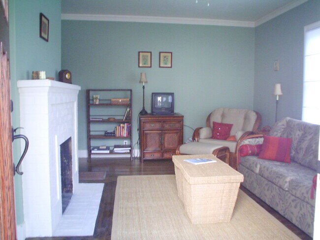 Living room with sofa sleeper - 1600 Pacific Ave