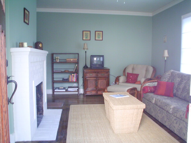 Living room with sofa sleeper - 1600 Pacific Ave