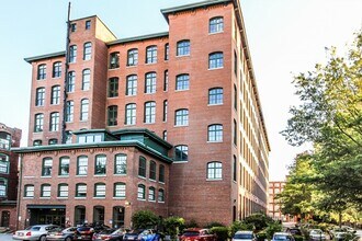 Building Photo - 200 Market St