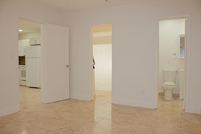 Main Bedroom w/ Walk-In Closet & En Suite Bathroom - 8736 SW 145th St
