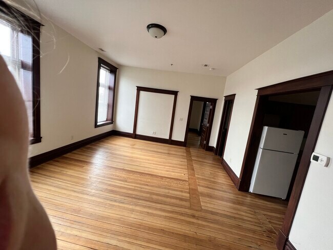 202 sala de estar - 131 S Vine St