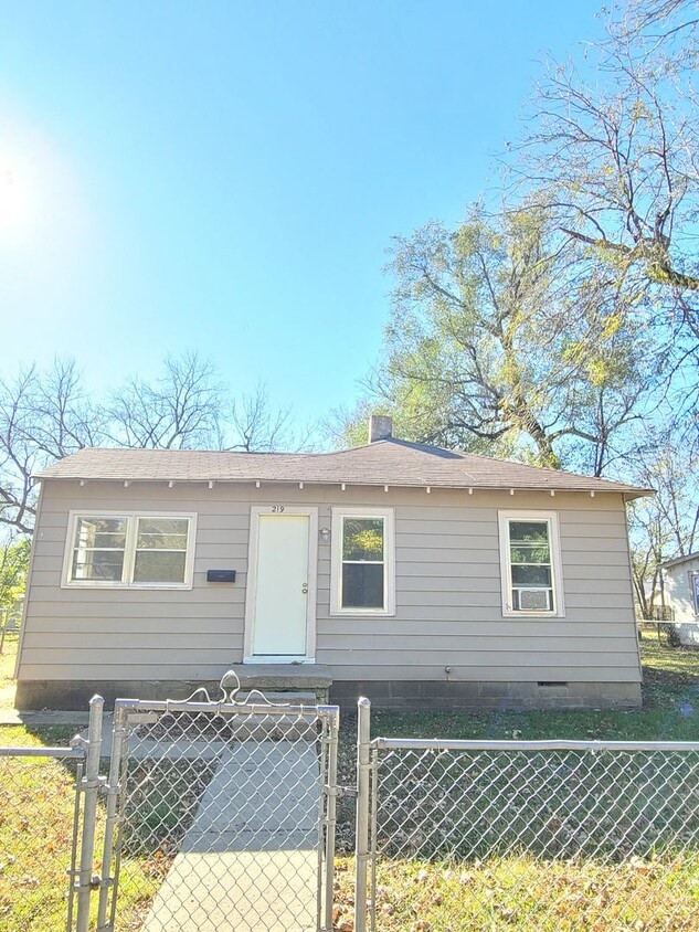 Primary Photo - 2 Bedroom Single Family home with Large Fe...