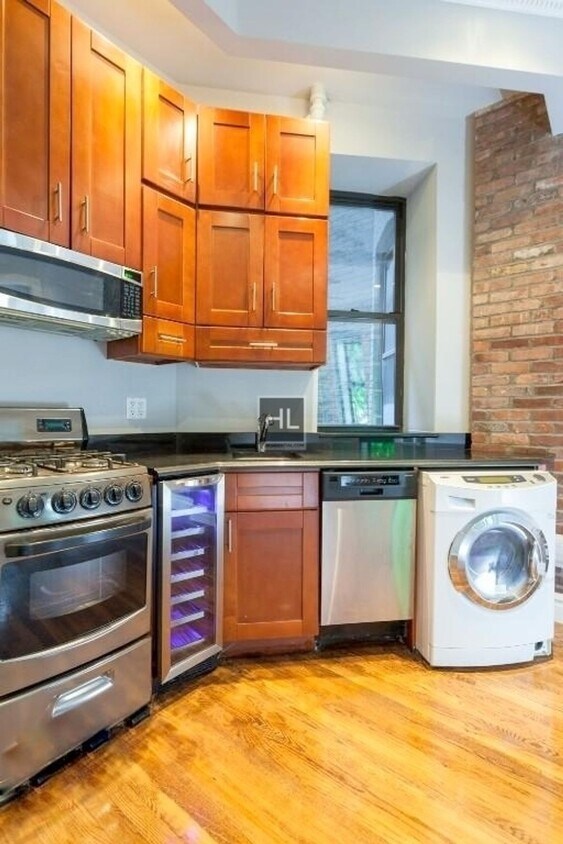 Building Photo - MOTT ST.