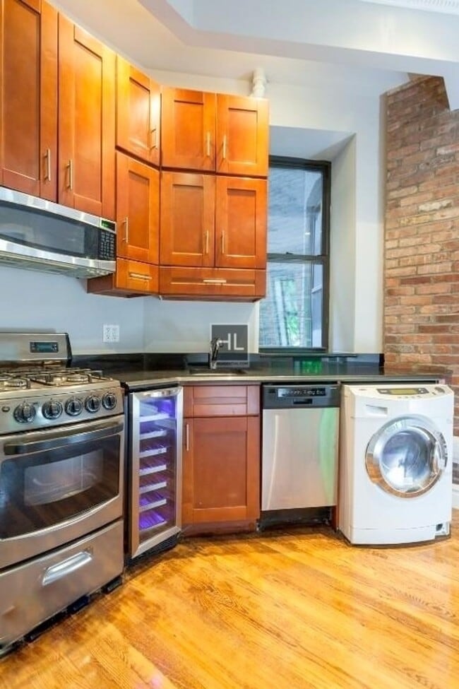 Building Photo - Mott Street