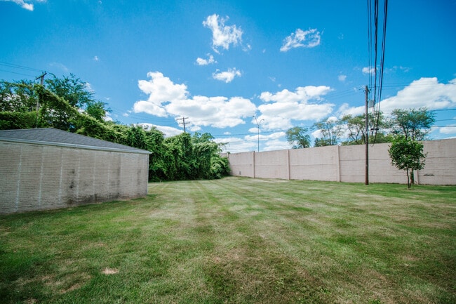 Building Photo - 3048 Carskaddon Ave