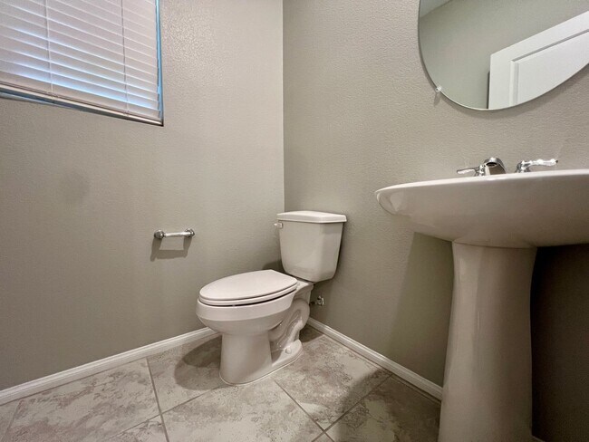 Foto del edificio - Modern 2-Bedroom Townhome Near Allegiant S...
