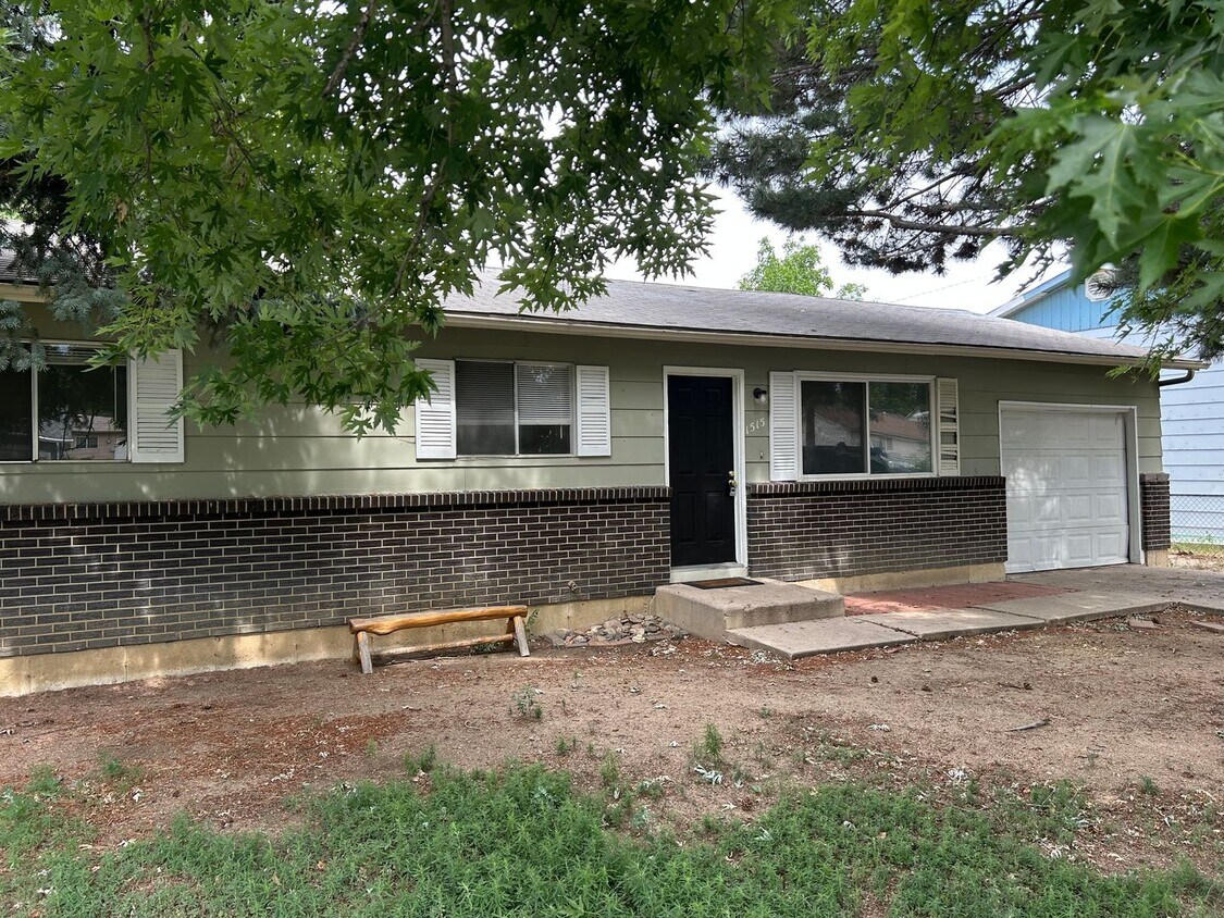 Foto principal - Ranch Style Home 3 beds, 1 bath close to F...