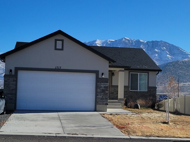 Building Photo - Charming Upper level 3 Bedroom Home