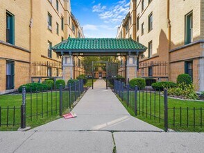 Building Photo - 2633 1/2 N Spaulding Ave