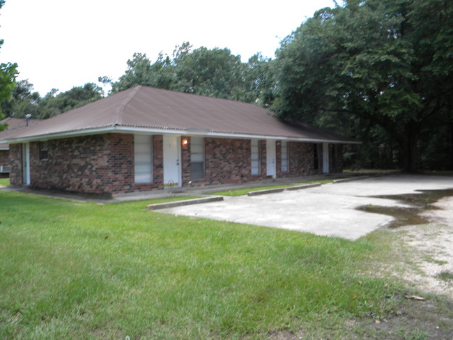 Building Photo - 18779 Sisters Rd