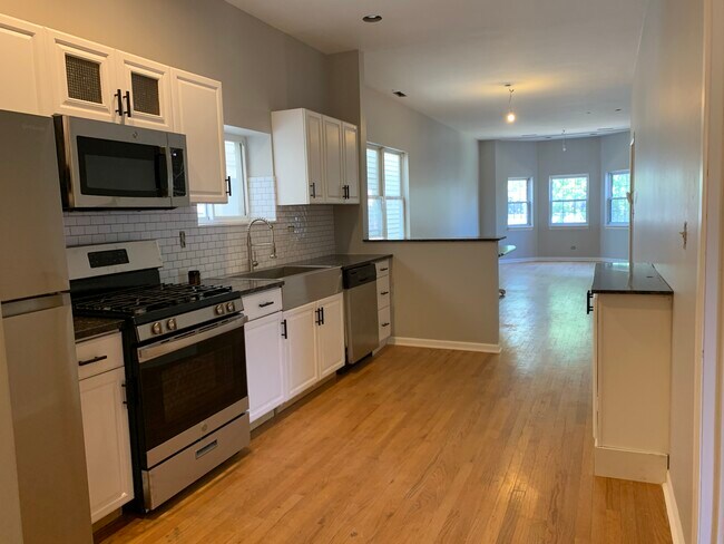 Building Photo - 3115 N Oakley Ave