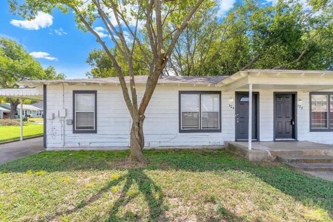 Foto del edificio - Cozy 2 Bedroom 1 Bath Duplex in Cleburne TX. 50% off One Month’s Rent!