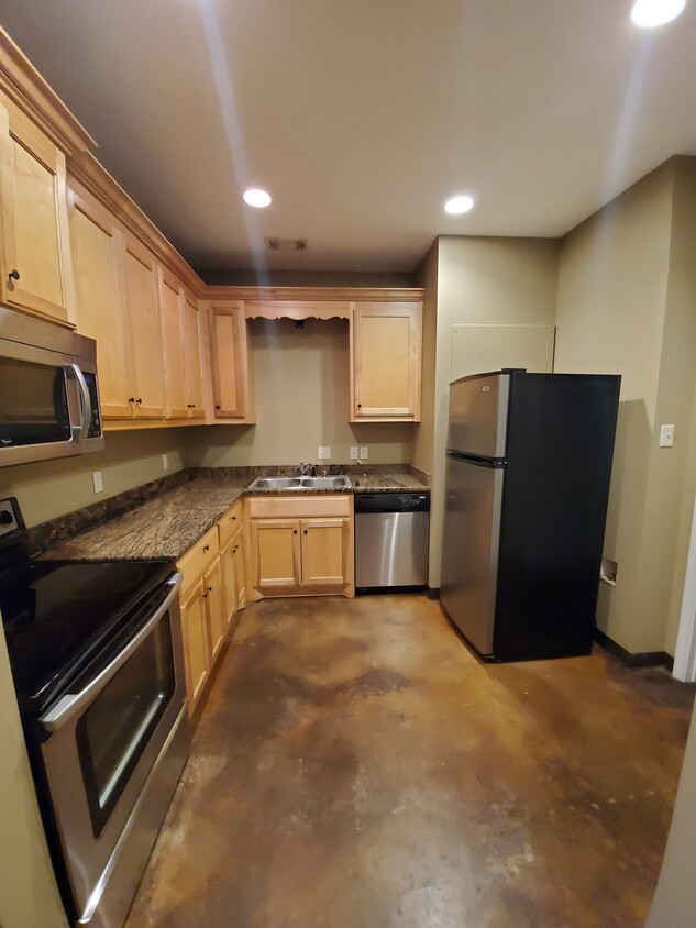 Granite counter top kitchen with stainless steel appliances - 1615 Aldersgate Rd
