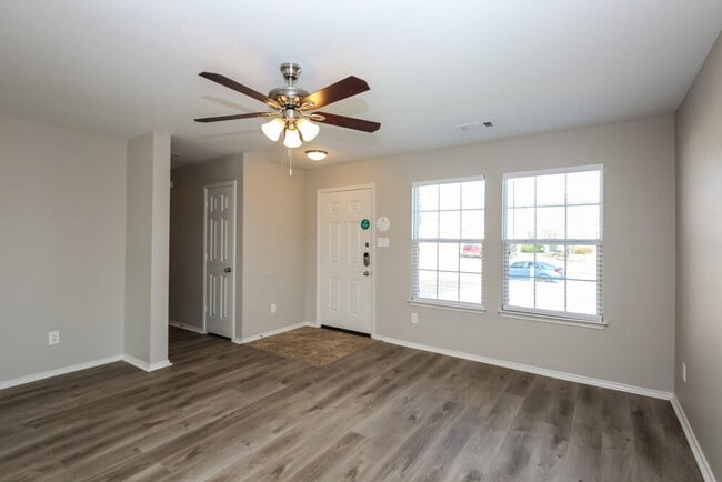 Foto del edificio - 8044 Brook Ridge Dr