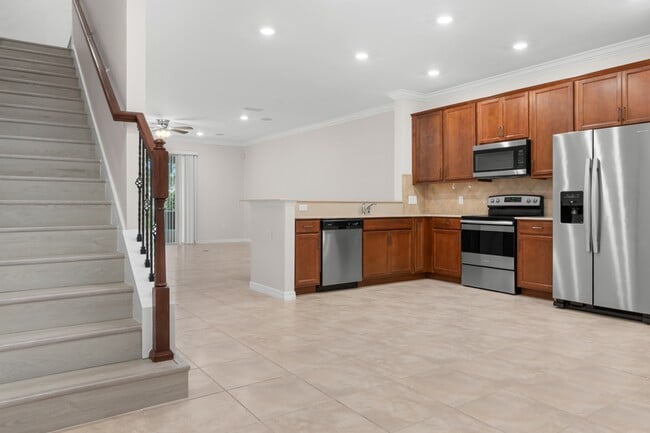 Building Photo - 3869 Plainview Dr