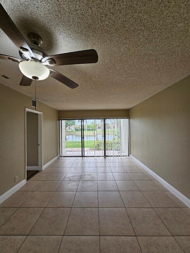 Foto del edificio - 1523 Lake Crystal Dr
