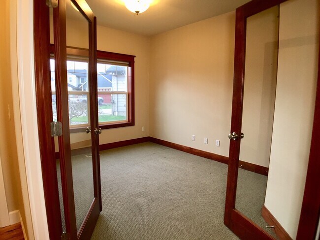 Building Photo - Stunning 3BD  Lake Shore Home with Office and Loft Area!  Gorgeous Finishes!