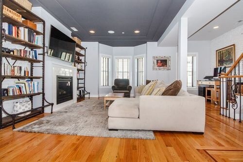 Building Photo - 495 E 4th St