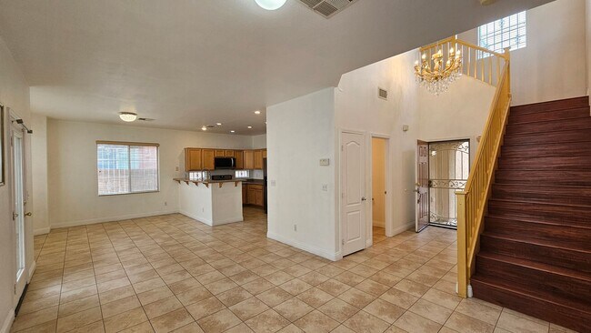 Building Photo - GORGEOUS HOME NEAR BLUE DIAMOND & DECATUR!!!!
