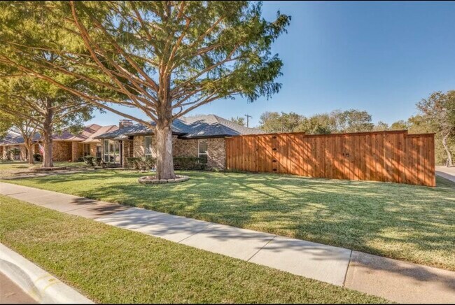 Foto del edificio - 700 Stoneybrook Dr