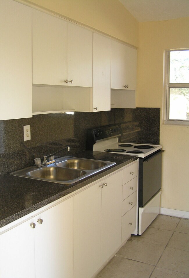 Cocina (Vista interior) - 1131 NW 58th Ter