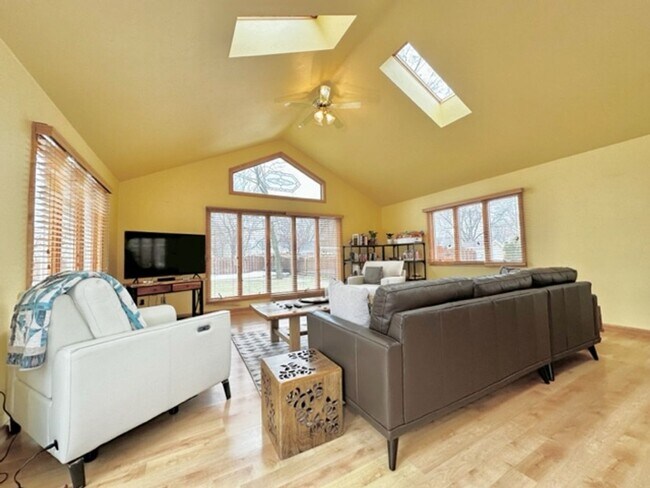 Foto del edificio - Beautiful / Spacious 3 Bed 3 Bath Ranch Style Single Family Home!