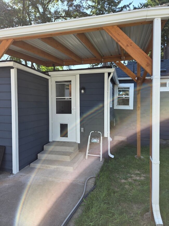 Building Photo - Beautiful 3 bd, 1 bath open kitchen/living, large yard, walk through video.