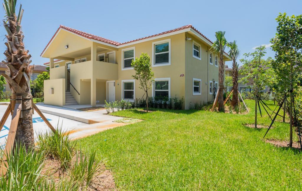 8714 NW 35th St, Coral Springs, FL 33065 Room for Rent in Coral