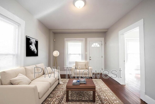Building Photo - 323 W 40th St