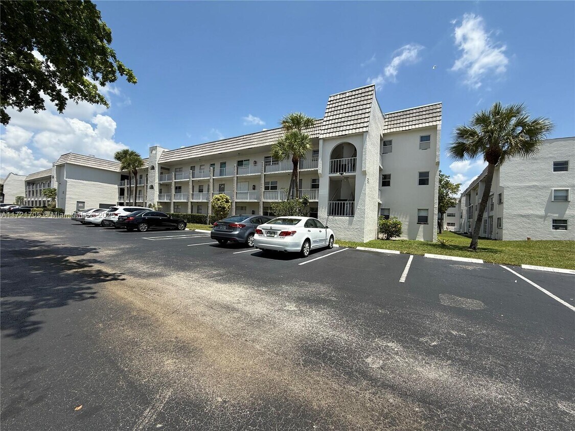 Foto principal - 8300 Sunrise Lakes Blvd