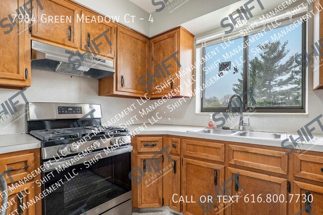 Building Photo - 7984 Green Meadow Ct