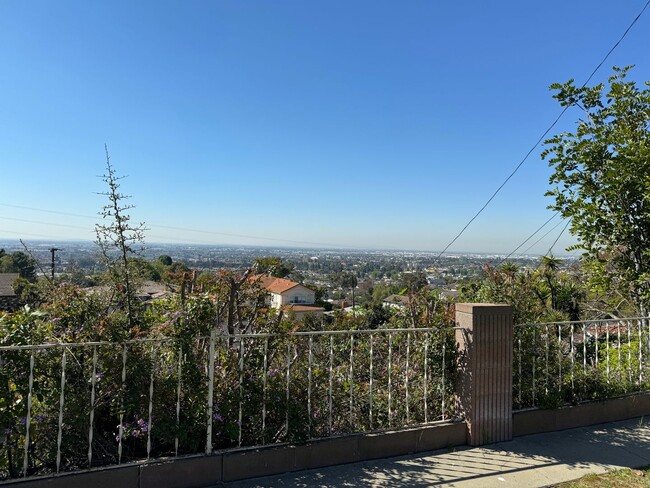 Foto del edificio - Beautiful 4 Bedroom Home in Monterey Park