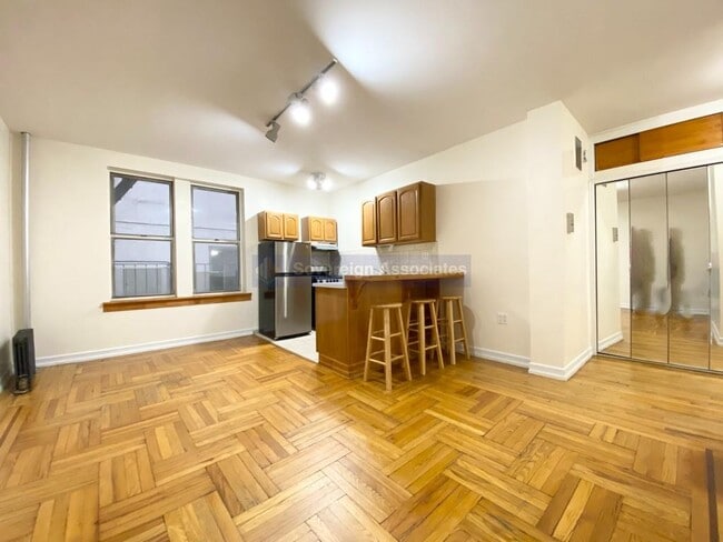 Building Photo - 707 W 171st St