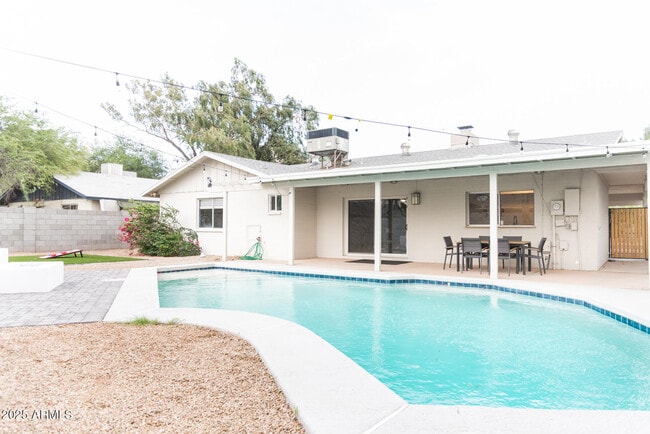 Building Photo - 2140 E Broadmor Dr