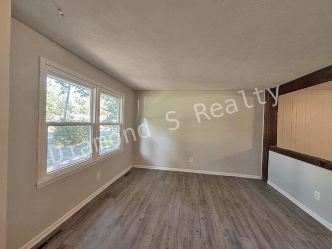 Building Photo - Charming 3 bedroom home located in the hea...