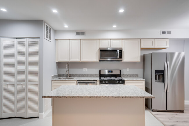Building Photo - 537 Newcomb St SE #1