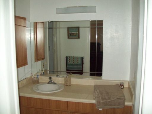 Building Photo - Fully furnished turn key one bedroom  den