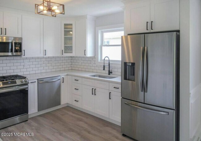 Building Photo - 156 Cliffwood Ave W