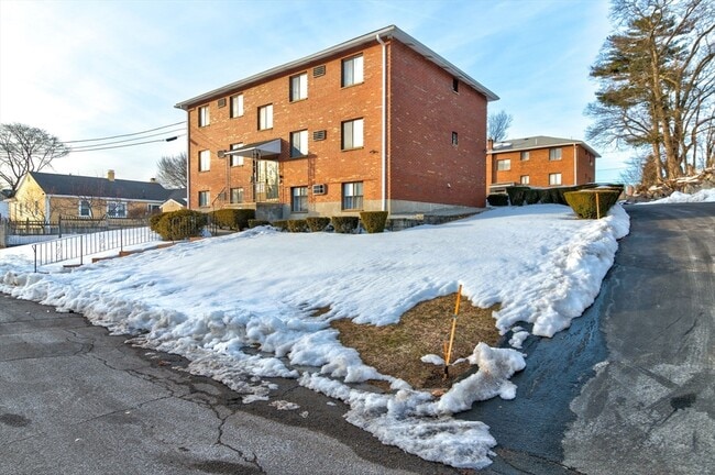 Building Photo - 72 Martensen St