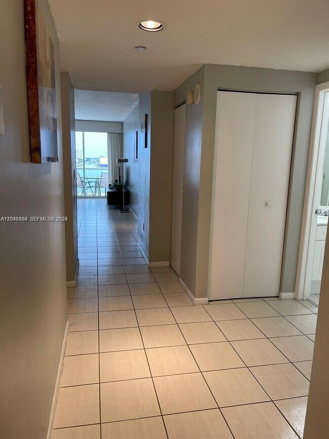 Foto del edificio - 17050 N Bay Rd