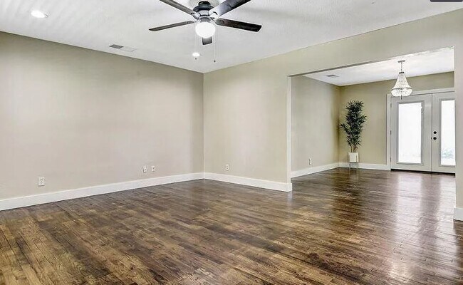 Building Photo - 609 W Belden St