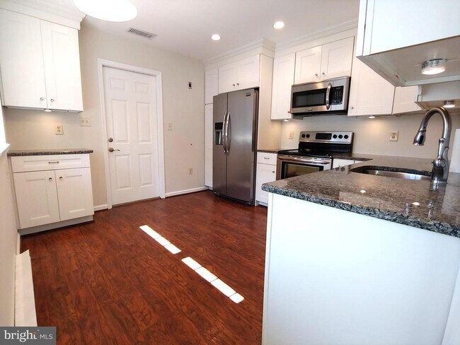 Foto del edificio - 719 Monmouth Ave