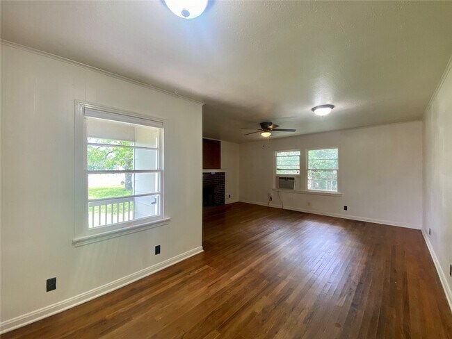 Building Photo - 1609 Matthews Ln