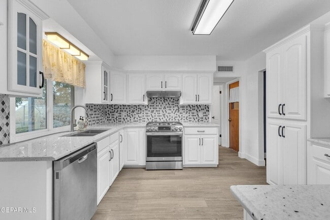 Building Photo - Come to check this beautiful house 4 bedrooms, possible 5th bed and 3 baths.